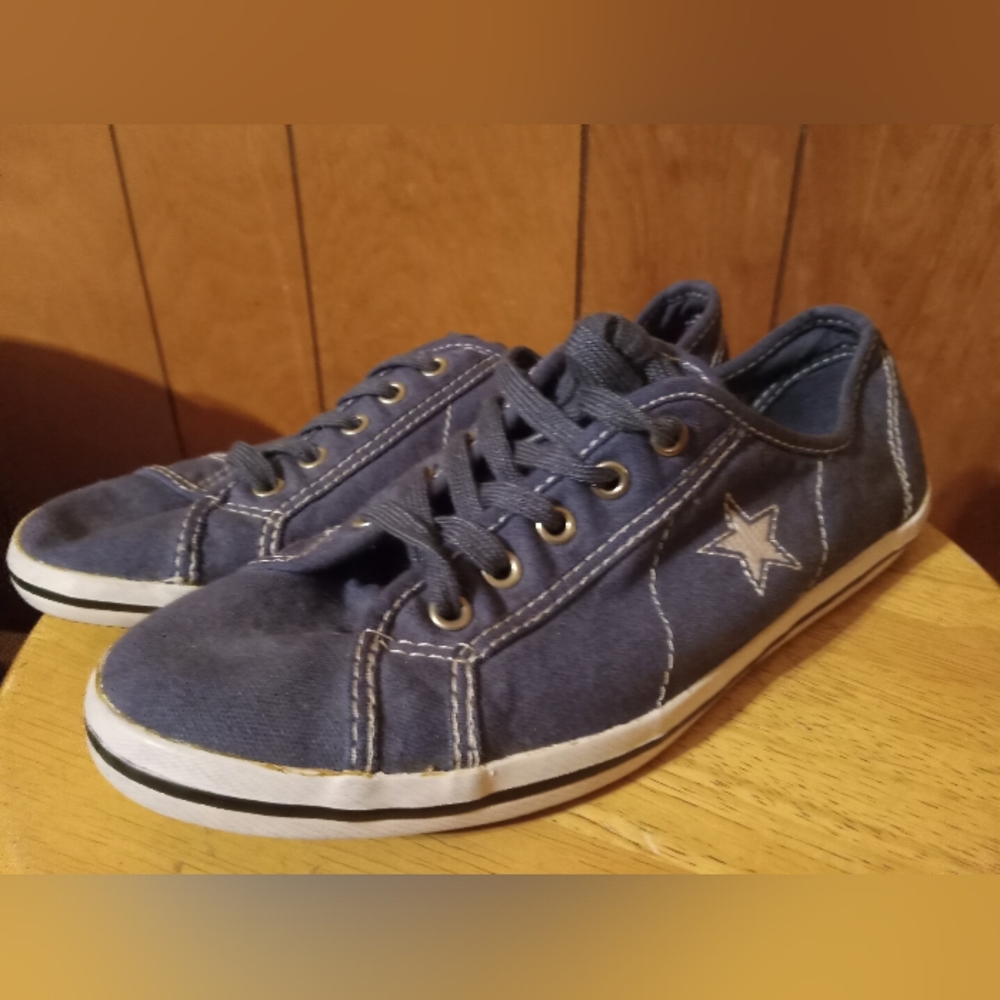 Converse One Star, Women Blue Gym Shoe. Casual Shoe w Lace Size 7